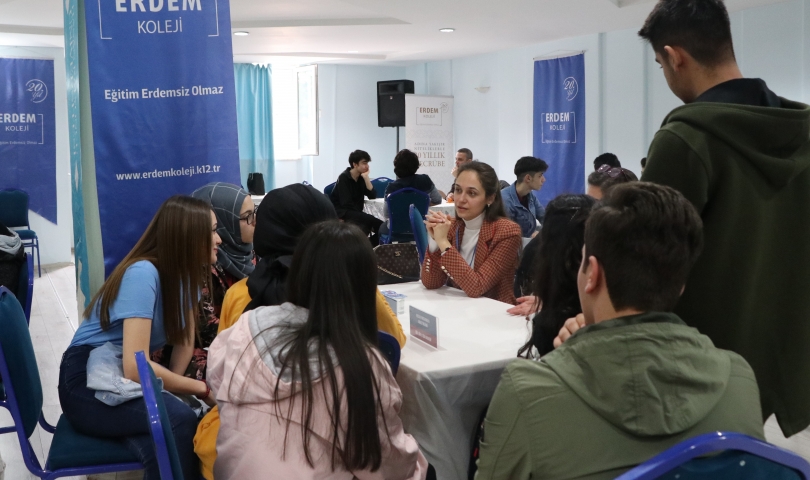 HKÜ akademisyenleri, Erdem Koleji Kariyer Günlerinde