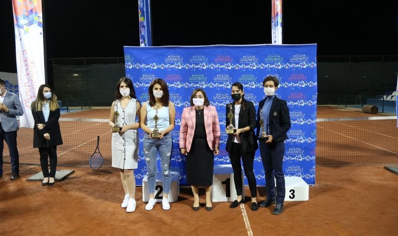 Büyükşehir’in düzenlediği Polyment Tenis Turnuvası Cumhuriyet Kupası tamamlandı