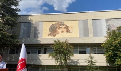 Gaziantep’in simgesi Çingene Kızı Mozaiğinin replikası, Hacettepe Üniversitesi duvarında yerini aldı