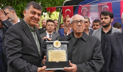 Başkan Fadıloğlu, Mehmet Bozgeyik’e plaket takdim etti